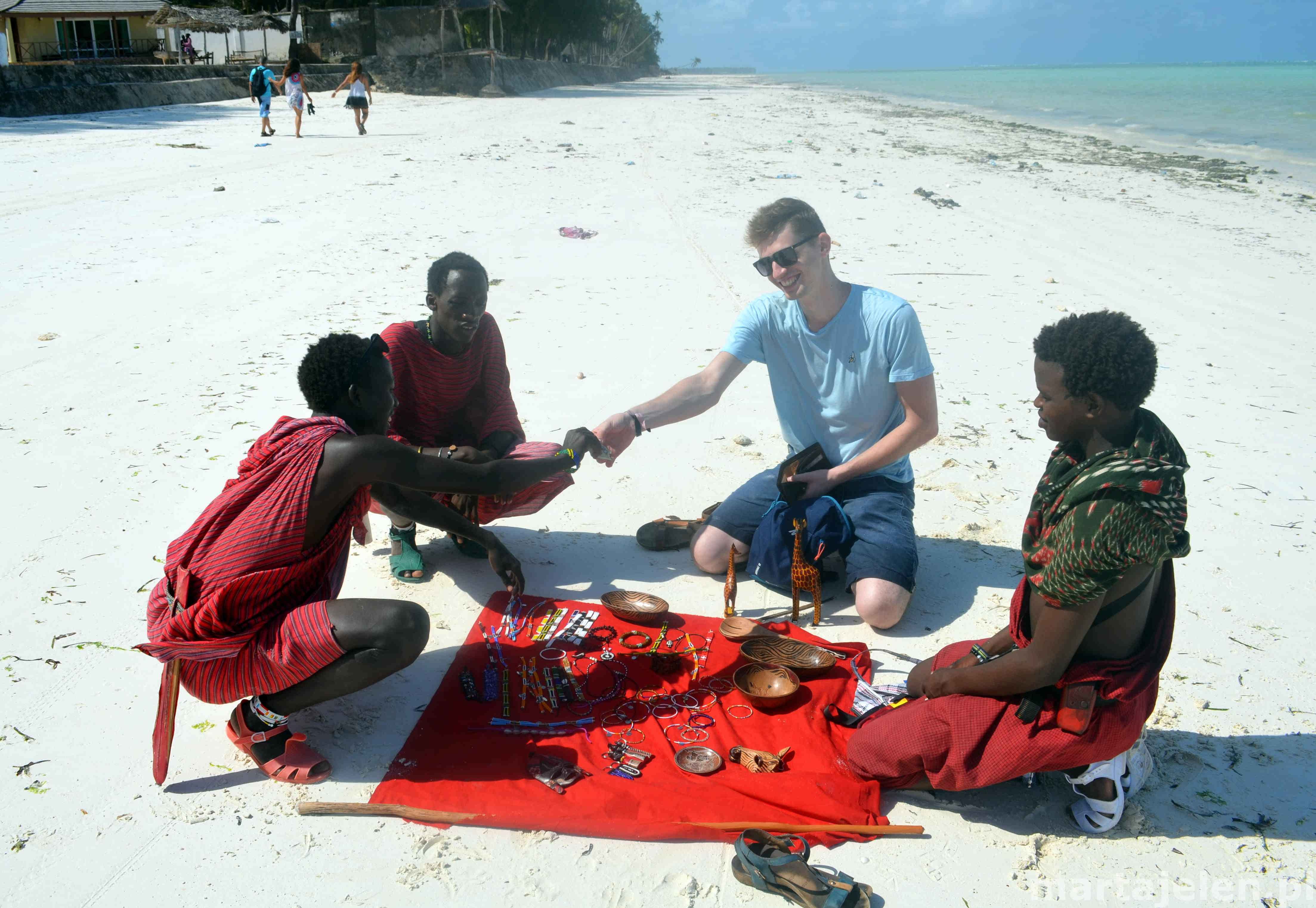 Mikołaj dokonuje zakupu pamiątek od Masajów na plaży