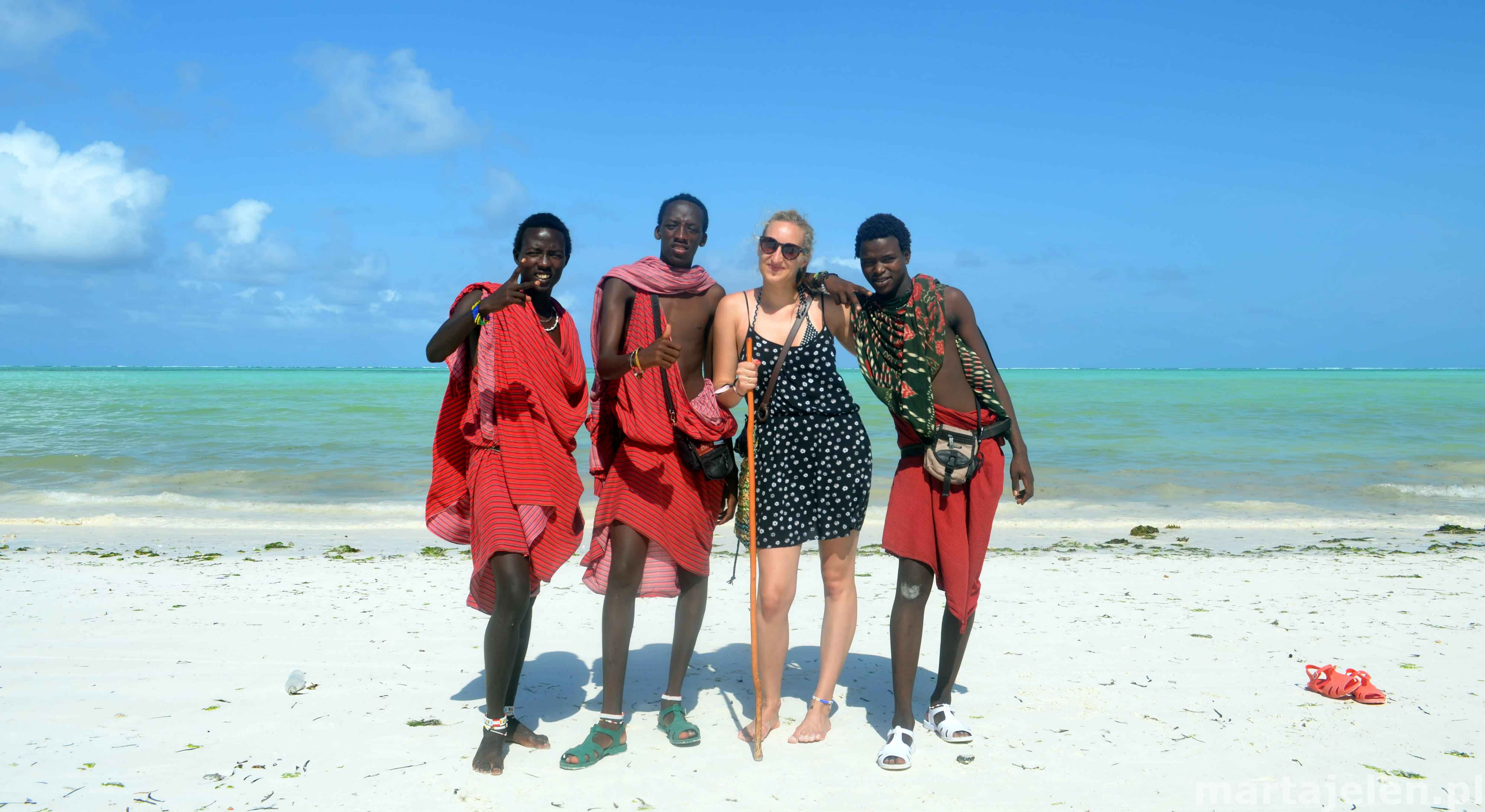 Ja w towarzystwie Masajów na plaży w Jambiani