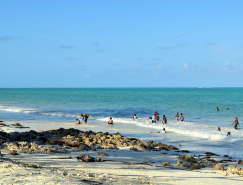 Dzieci bawiące się w oceanie Zanzibar