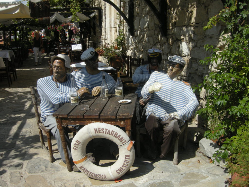 Kompania przed restauracją w Nessebarze Stare Miasto Bułgaria