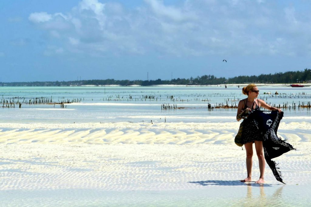 Ja na tle upraw alg ocean indyjski Zanzibar