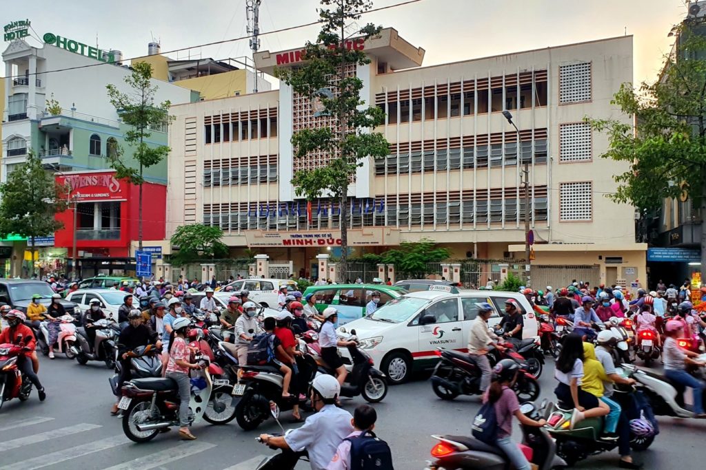 Zatłoczona ulica w Sajgonie