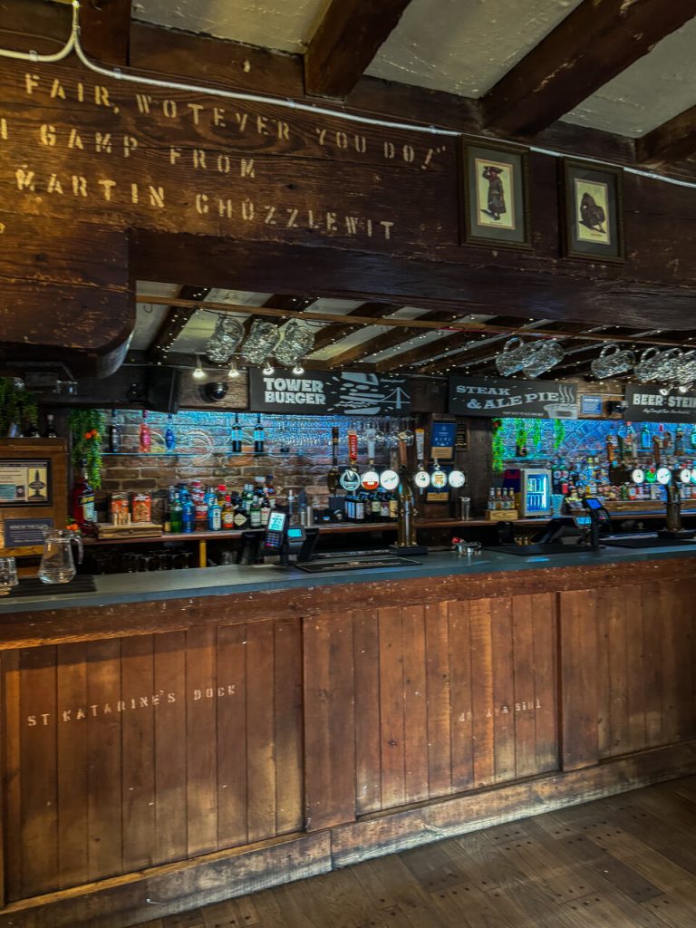 Gdzie zjeść w Londynie Dickens Inn